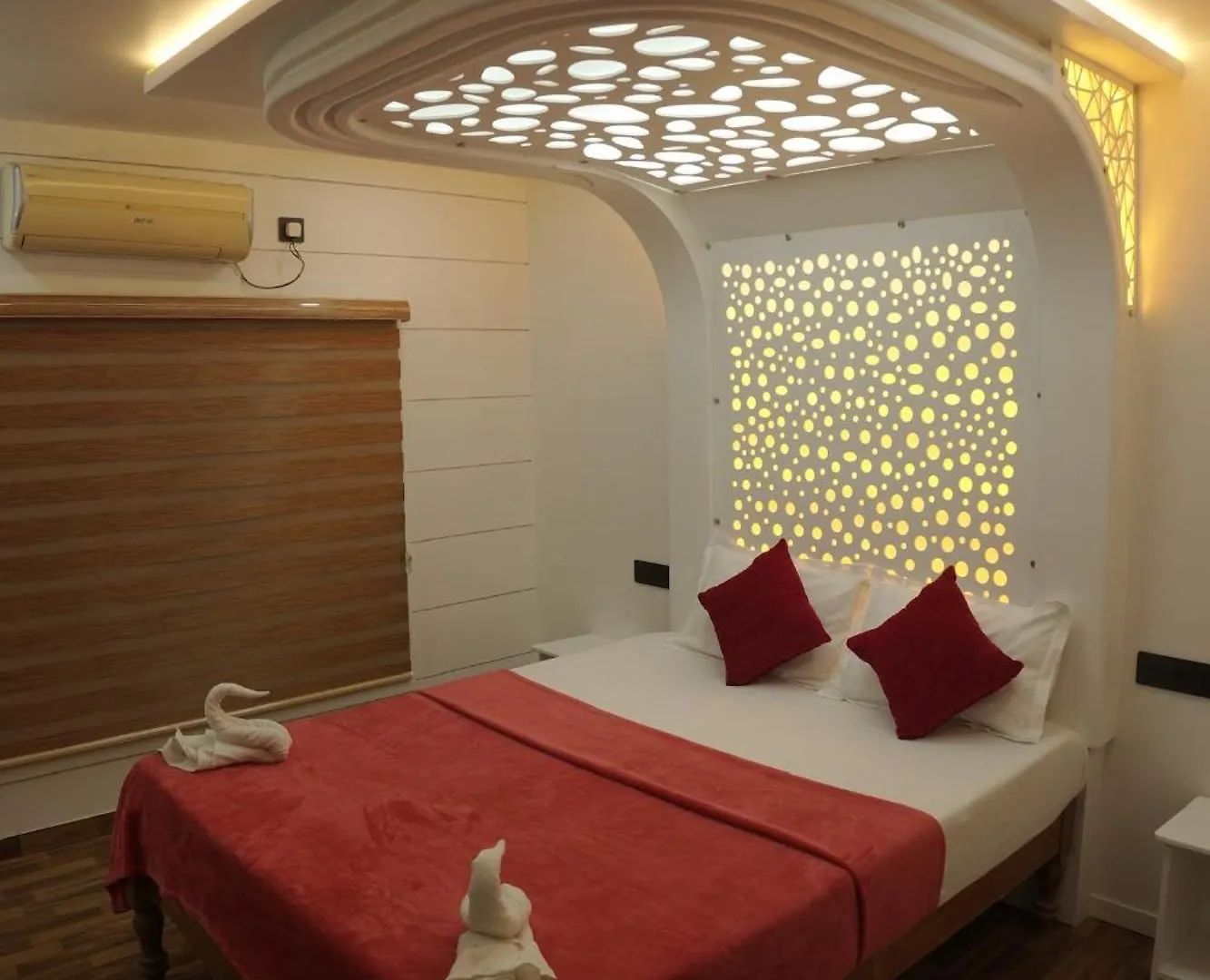 Botel Hotel Vaishnav Tours Alappuzha