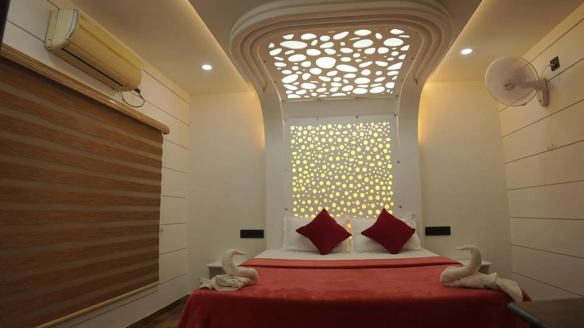 Botel Hotel Vaishnav Tours Alappuzha