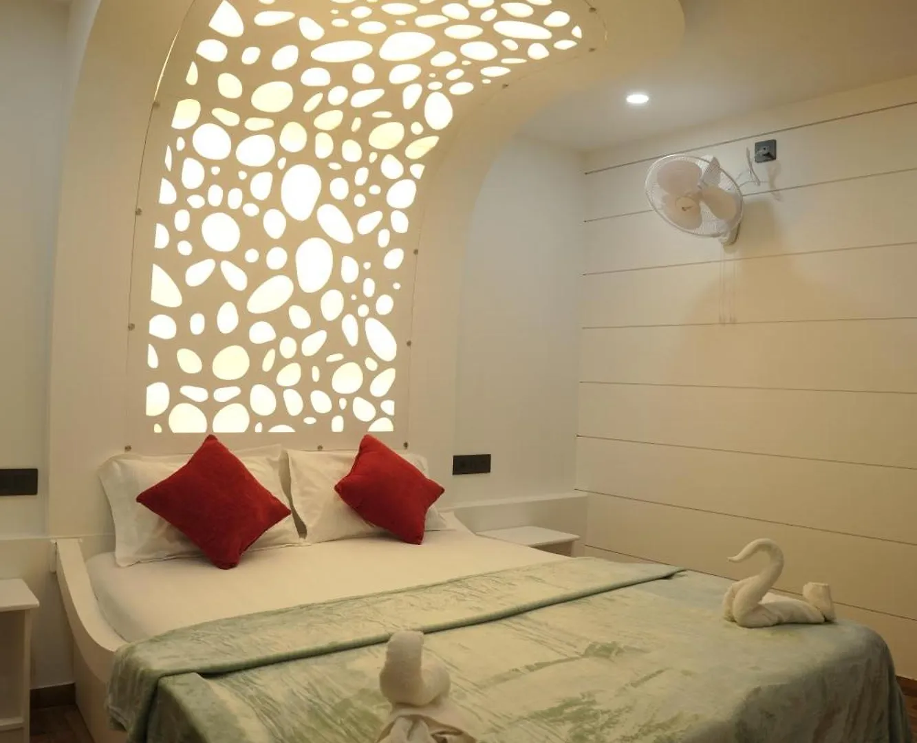 Hotel Vaishnav Tours Alappuzha